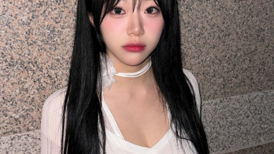 청순 생머리 시그니처 지원...가슴에 주름 잡힌 묵직한 흰 크롭티